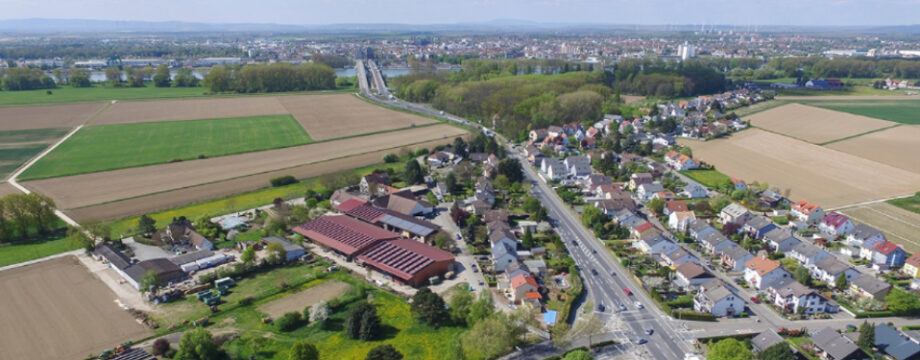 Der Blick mit der Drohne von Rosengarten Richtung Rheinbrücke zeigt das Nadelöhr an der B 47 auf. Foto: Klaus Manneck